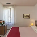 Edera فندق مارينا دي بييتراسانْت